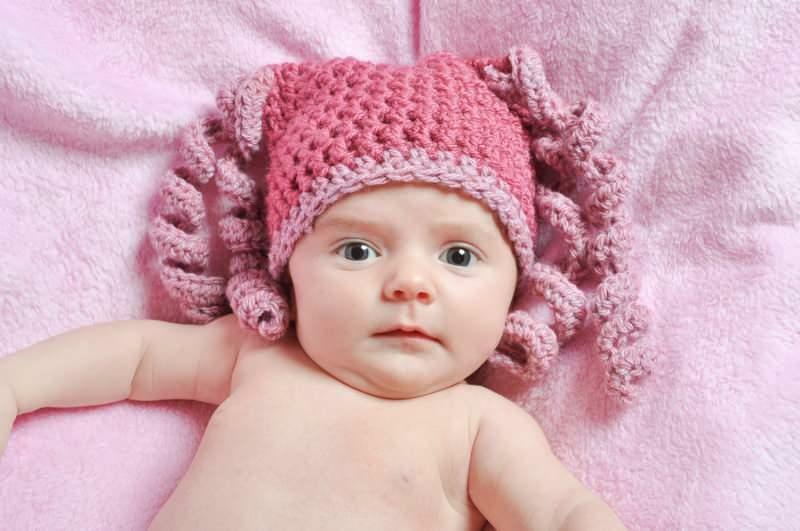 Hvordan lage den beste babystrikkede hatten?