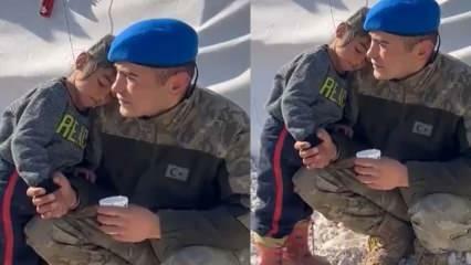 Den lille jenta som sov på skulderen til soldaten gjorde hjertesmerte: Den skulderen du legger hodet på er staten!