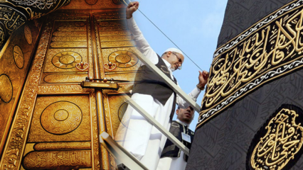 Hva er funksjonene til Kaaba-dekselet? Av hvem ble det dekket for første gang?