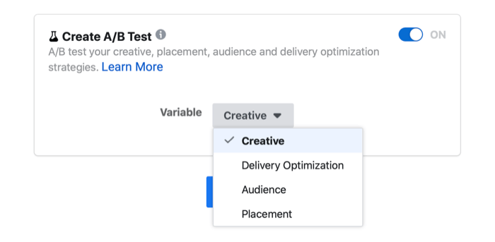 Facebook-annonse a / b-testinnstilling som viser de forskjellige alternativene for kreativitet, leveringsoptimalisering, målgruppe og plassering