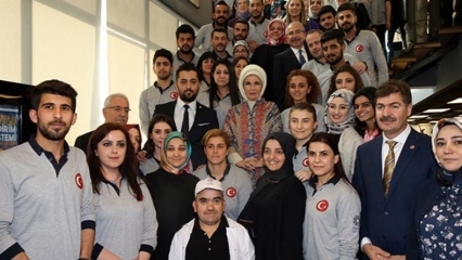 First Lady Erdoğan møter ungdommer på Mardin