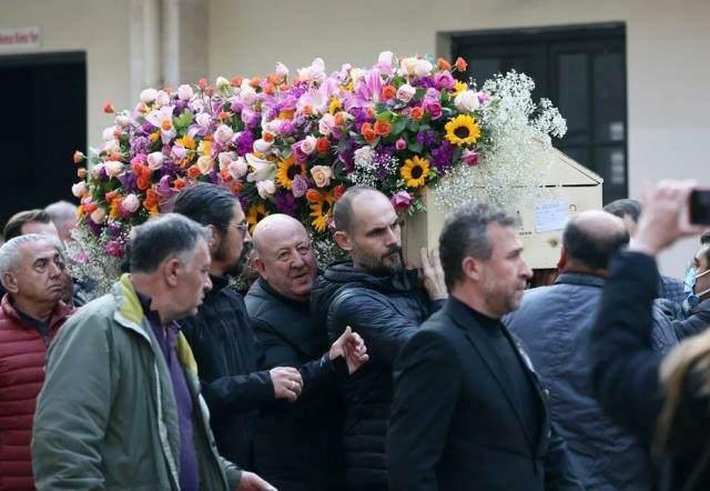 Şükrü Gençoğlus kiste var dekorert med blomster