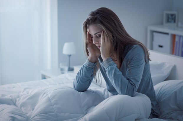 En person med utilstrekkelig søvnløshet forårsaker også alvorlig hodepine.