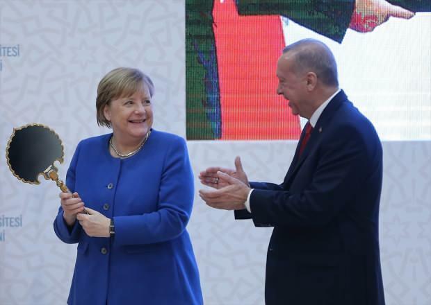 øyeblikket da Angela Merkel mottok en gave fra presidenten Erdogan 
