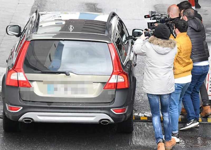 Kenan imirzalıoğlu, som satte seg i bilen sin, gikk derfra.
