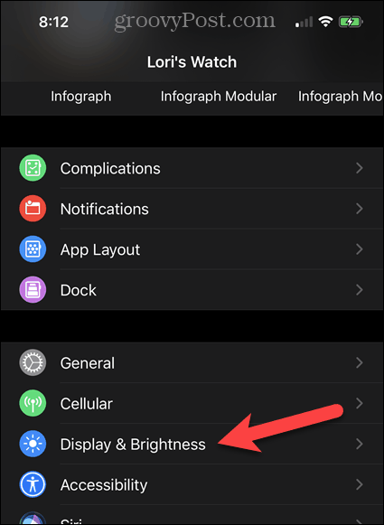 Trykk på Display & Brightness i Watch-appen på din iPhone
