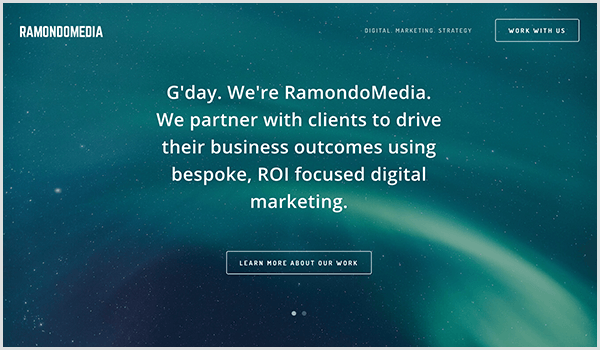 Nettstedet RamandoMedia har en mørk blå bakgrunn med stjerner og striper av lys. Over bildet vises hvit tekst og en knapp. Teksten sier G'day. Vi er RamondoMedia. Vi samarbeider med klienter for å drive deres forretningsresultater ved hjelp av skreddersydd, ROI-fokusert digital markedsføring. Knappteksten sier Lær mer om vårt arbeid. 
