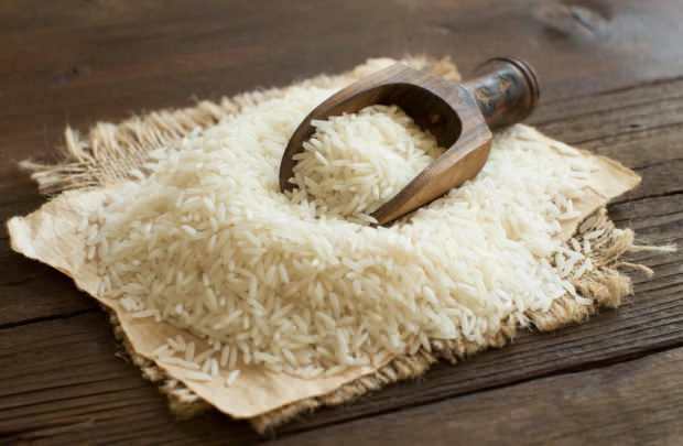 Bør ris holdes i vann? Kokes ris uten å holde ris i vann?