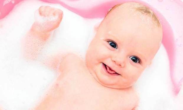 Hvis babyen svelger vann mens du tar et bad.