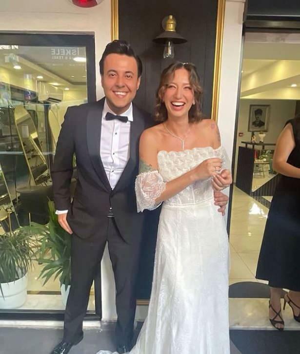 Deling av Burak Topaloğlu med sin kone 