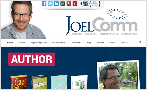 Joel Comms nettsted viser et bilde av Joel som smiler og har på seg en uformell, lyseblå knappeskjorte og en lysegrå t-skjorte under den. Navigasjonen inkluderer muligheter for hjem, forfatter, hovedtaler, gründer, konsulent, blogg, podcast, om og kontakt. Skyvebildet under navigasjonen fremhever bøkene han har skrevet.
