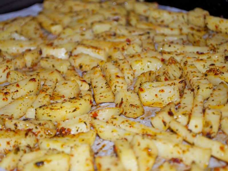 Hvordan lage krydret poteter i ovnen? Den enkleste bakt krydret potetoppskriften