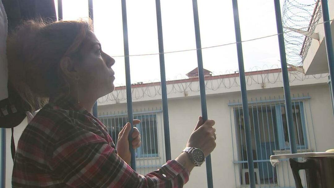 Liv i fengsel fra øynene til kvinnelige fanger Bahar står for døren