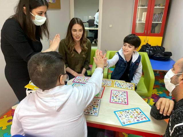 Meningsfylt besøk fra Mustafa Konak, sønn av Burcu Biricik, med autisme i TV-serien 'Fatma'