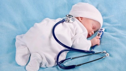 Hva kan babyer på 1 måned gjøre? 0-1 måneders (nyfødt) babyutvikling