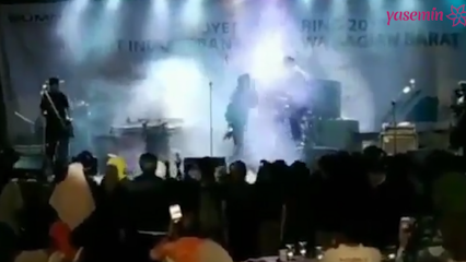 Tsunamien i Indonesia gjenspeiles i kameraene under konserten!