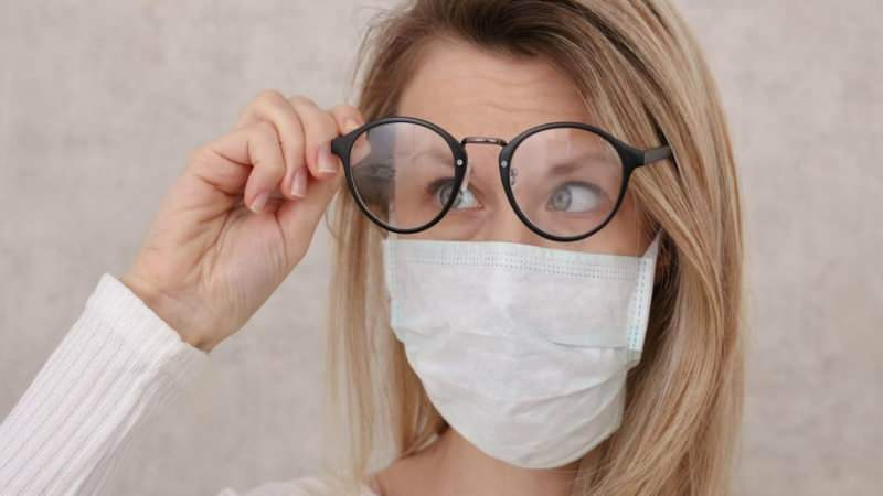 Hvordan kan du forhindre at beskyttelsesbriller damper mens du bruker maske?
