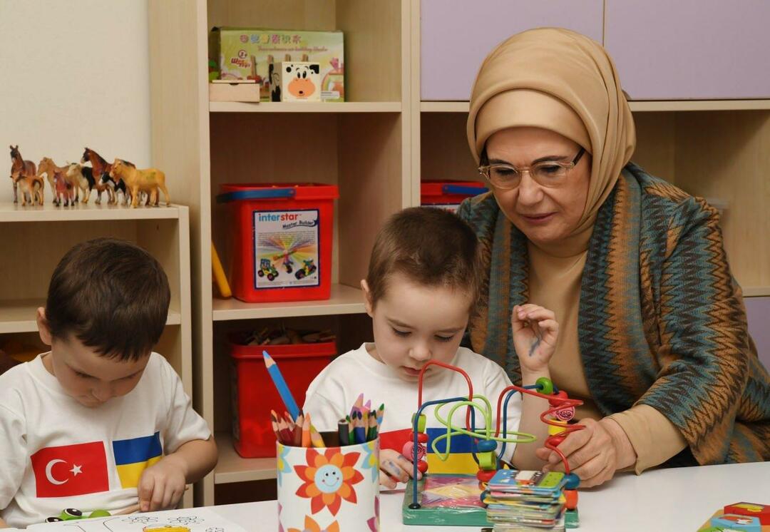 Emine Erdogan lekte med ukrainske barn