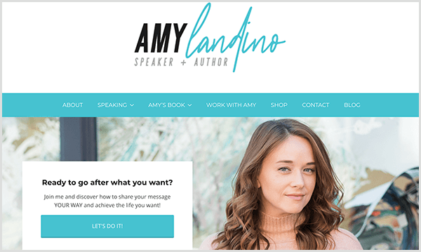 Amy Landinos nettsted gjenspeiler hennes nye personlige merkevare. Nettstedet har turkise aksentfarger. Overskriften sier Amy Landino høyttaler og forfatter. Et bilde av Amy vises under navigasjonslinjen med en rute som sier Ready To Go After What You Want? En blå knapp sier La oss gjøre det.