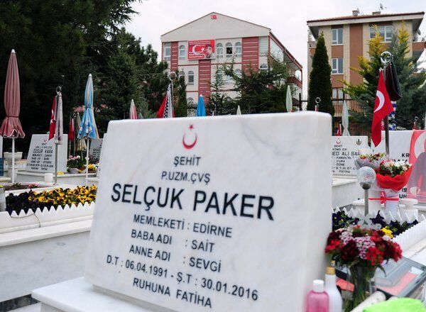 Martyr Selcuk Pakers mor flyttet over fra sønnens grav!