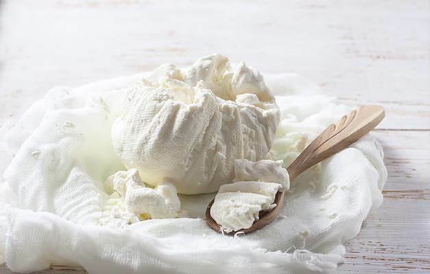 Hvordan du bruker osteklut når du lager ost og anstrengt yoghurt