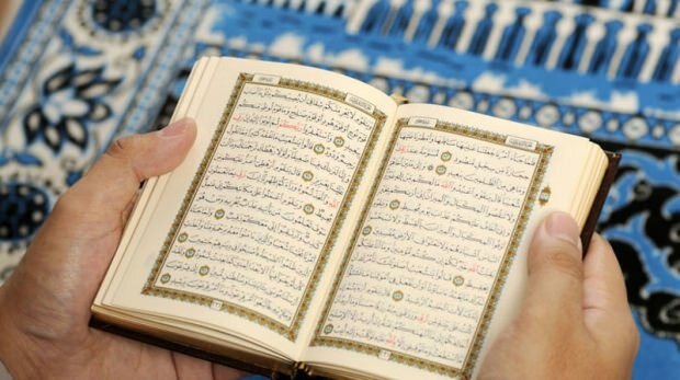 Leser Koranen godt
