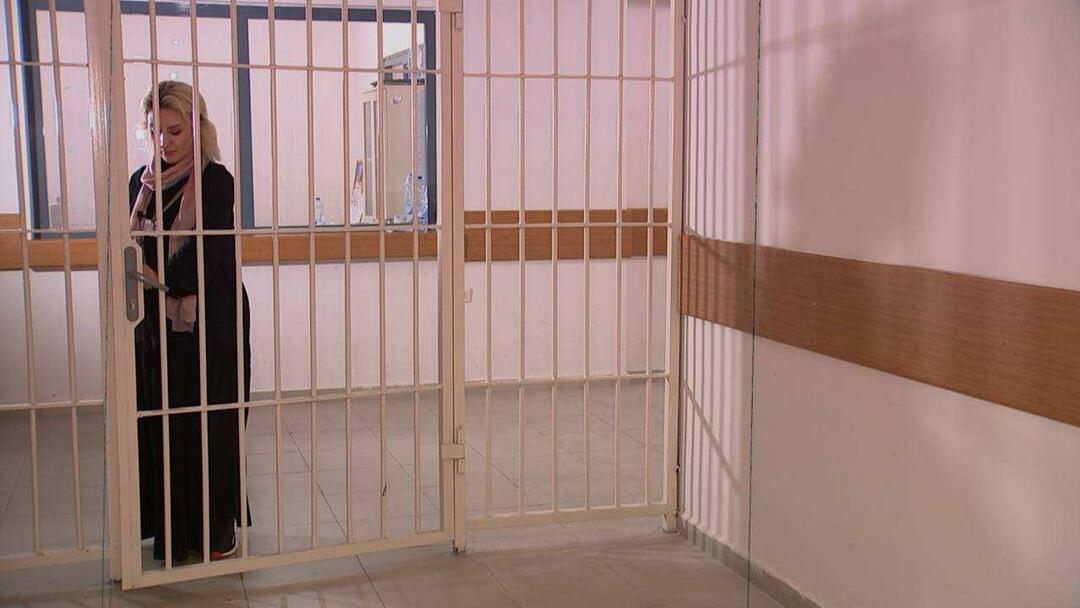 Liv i fengsel fra øynene til kvinnelige fanger Bahar står for døren