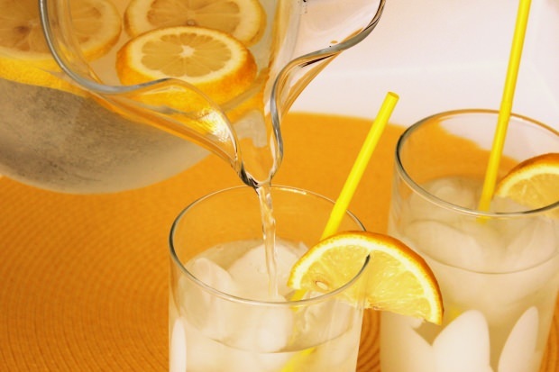 Fordeler med å drikke sitronsaft regelmessig