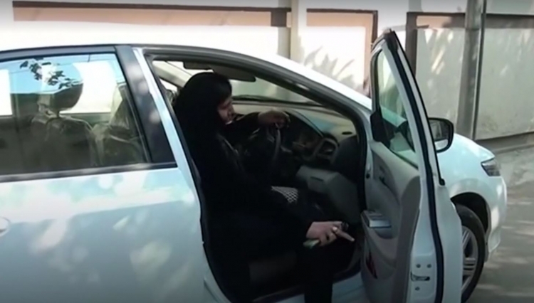 Pakistanske kvinnelige drosjesjåfører overtar New York!