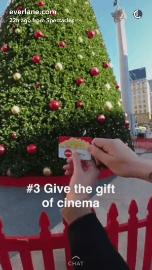 Everlanes Snapchat-historie viste en merkevareambassadør som delte ut et gavekort til en film.