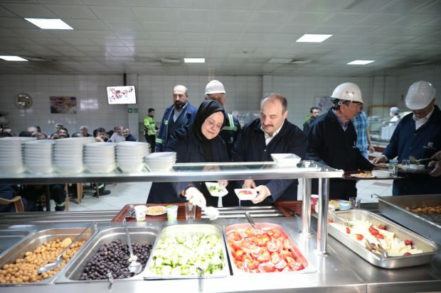 Minister Zehra Zümrüt Selçuk og Mustafa Varank stilte opp til sahur-middagen.