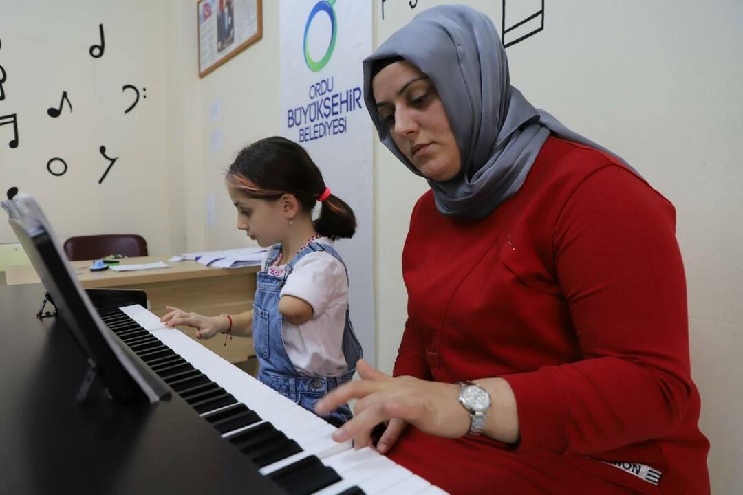 Zeynep lærer å spille piano sammen med moren