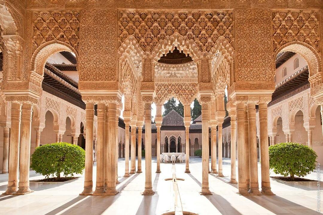 Alhambra Palace gårdsplass