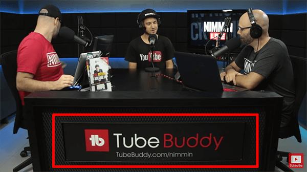 Dette er et skjermbilde fra en livestream av Nimmin Live med Nick Nimmin. Skrivebordet i livestreamingstudioet viser at TubeBuddy sponser showet.