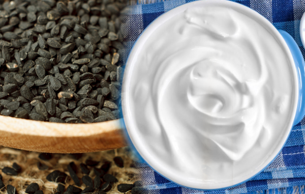 Hvordan lage en blanding av svart spisskummen og yoghurt