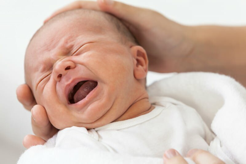Er det skadelig å riste babyer som står opp?