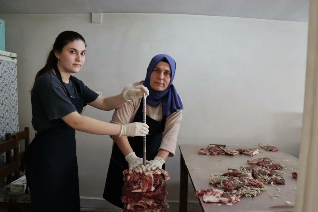 En første fra mor og datter i Erzurum! De driver en cag kebab-butikk