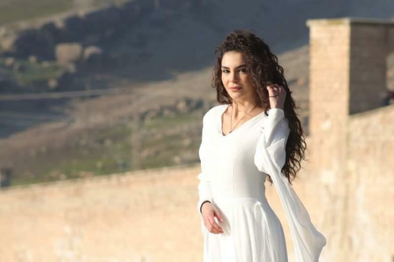 Skuespillerinnen Ebru Şahin er i trening for sin nye serie Destan!