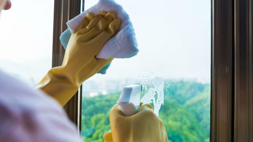 Hvordan vaskes vinduer? En blanding som ikke etterlater flekker når du tørker av glasset! For å hindre at vinduene holder på regnvann