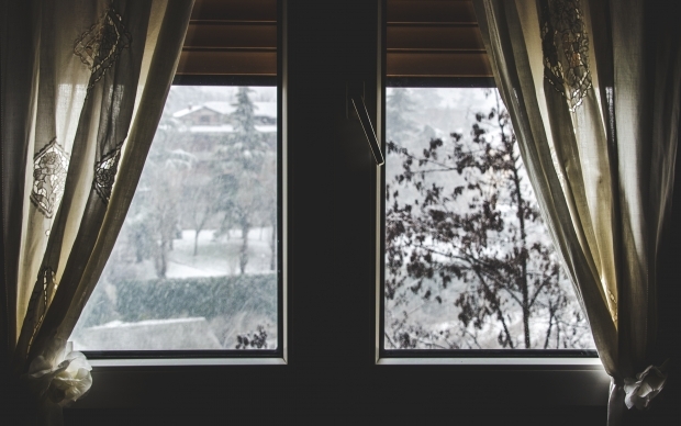 Hva er måtene å holde huset varmt om vinteren? Hvordan holdes det indre av huset varmt?