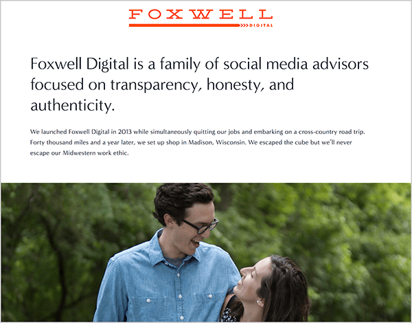 Andrew Foxwell driver Foxwell Digital med kona. På nettsiden deres vises Foxwell Digital-logoen øverst etterfulgt av teksten, “Foxwell Digital er en familie av sosiale medierådgivere fokusert om gjennomsiktighet, ærlighet og ekthet. ” Under denne teksten er et bilde av Andrew og hans kone som ser på hverandre foran grønne, løvrike trær.