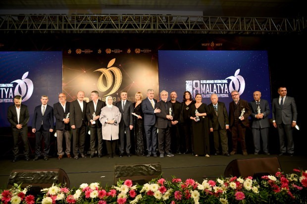 Şener Şen mottok 'Honour Award' fra Cem Yılmaz 'hånd