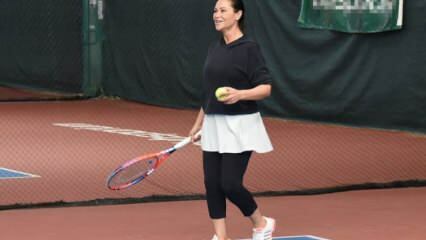 Hülya Avşar spilte tennis hjemme!
