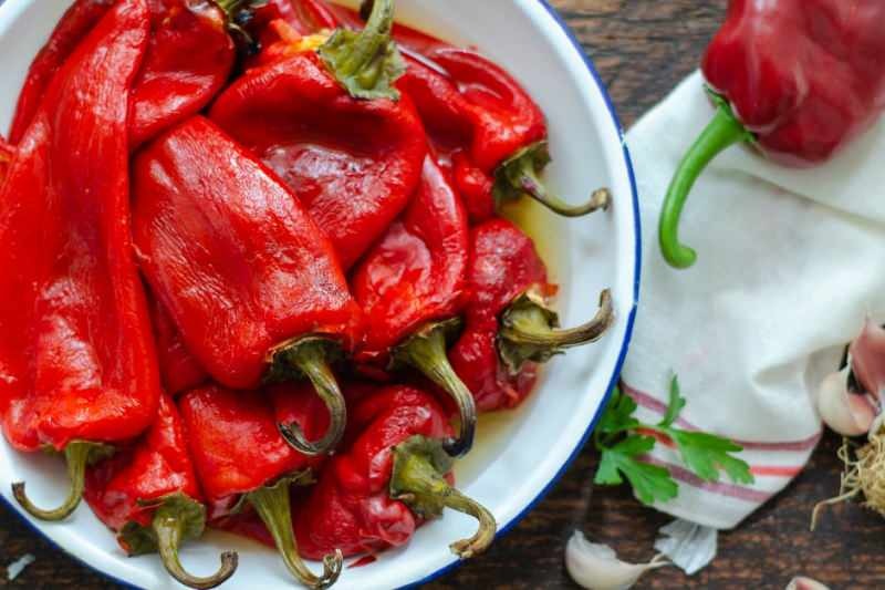 Hvordan skrelle ristede paprika lett? Den enkleste måten å skrelle stekte paprika på