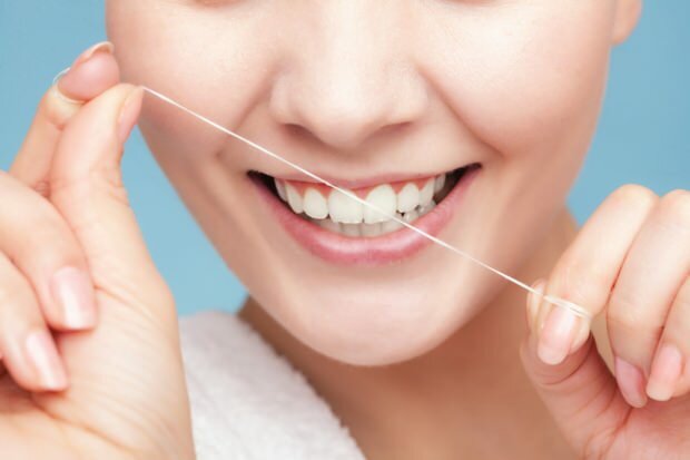 Det anbefales å bruke tanntråd for å fjerne rester mellom tennene.