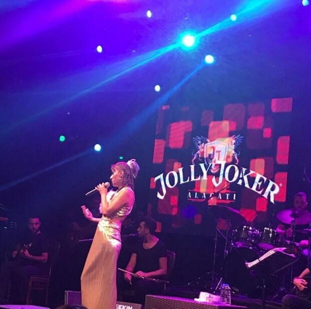 Yıldız Tilbe gjorde en konto på konserten!
