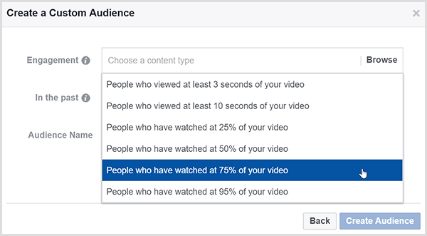 Dialogboksen Facebook Opprett en tilpasset målgruppe har muligheter for å målrette annonser mot folk som så en viss prosentandel av videoen din.