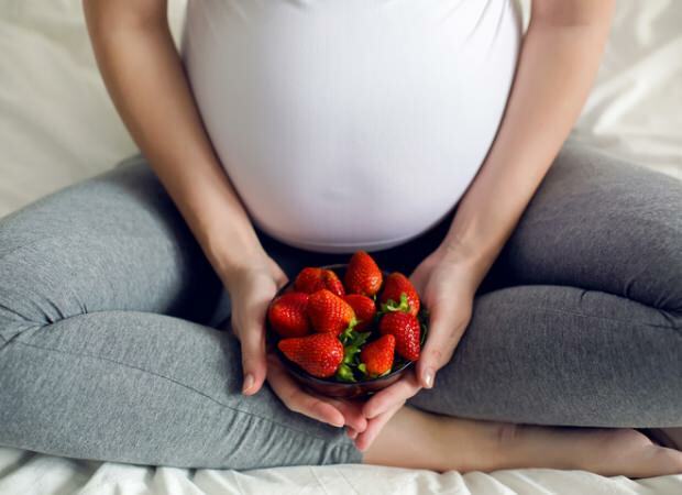 Flekker det å spise jordbær under graviditeten? Er det noen skade på jordbæren?