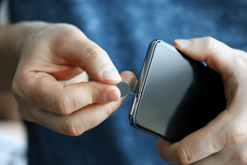 Løser ut et SIM-kort på en Android-smarttelefon
