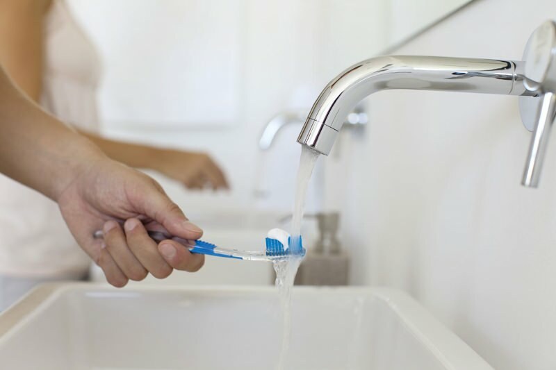Slå av vannet mens du pusser tennene